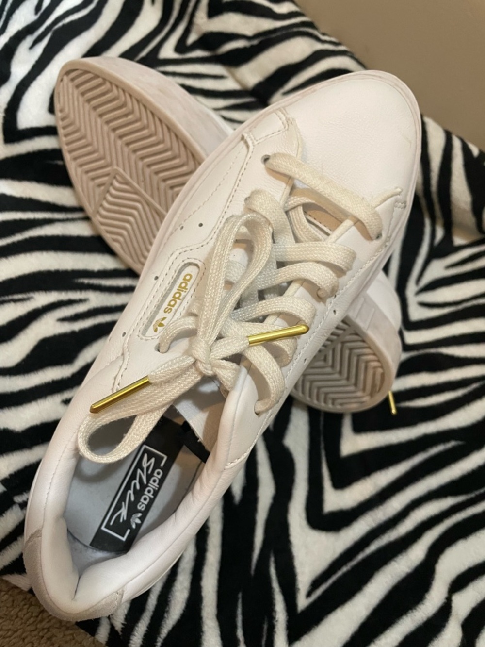 Adidas Sleek White Leather Sneakers with Gold Metal Lace Tips - Picture 3 of 9